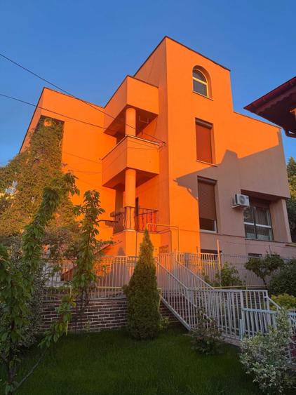 Casă cu 4 camere cu Teren 350 Mp în Central