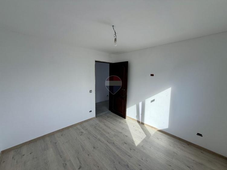 Casă individuală cu 5 camere cu Teren 433 Mp în Golești