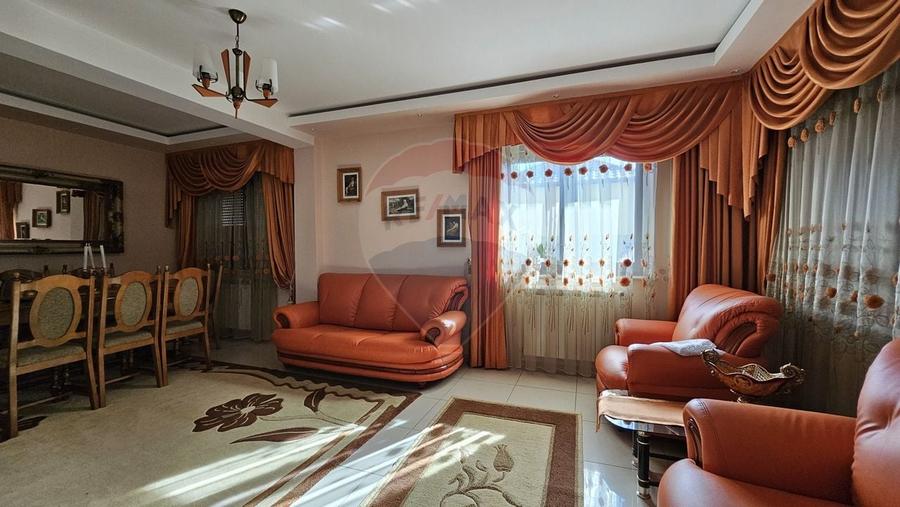 Casă individuală cu 17 camere cu Teren 1080 Mp în Obcini