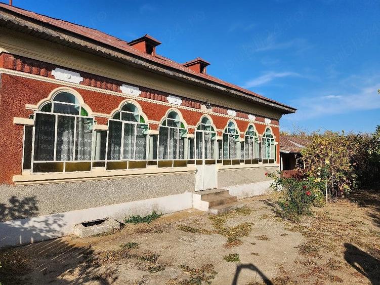 Casă cu 5 camere cu Teren 2100 Mp în Oboga