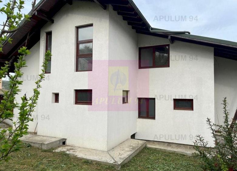 Casă individuală cu 9 camere decomandat cu Canalizare în Central