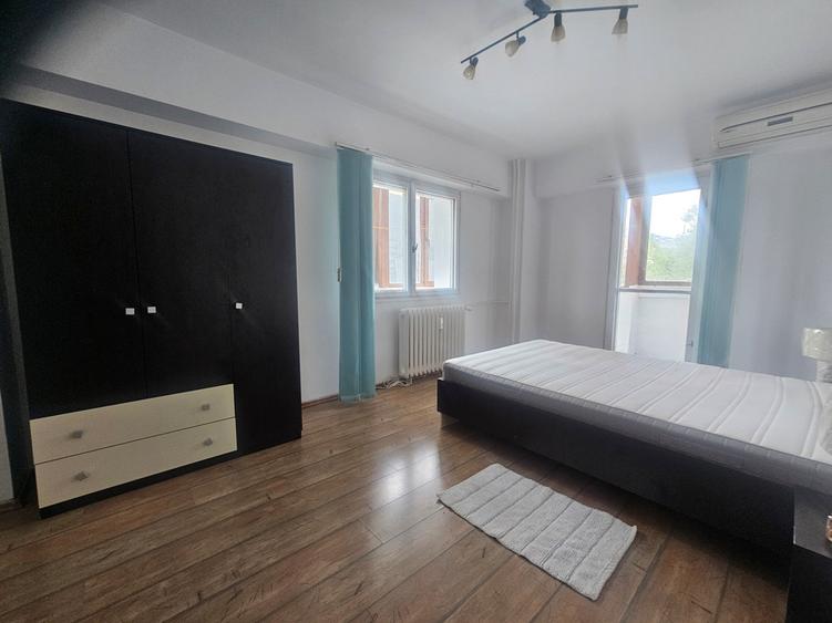 Apartament cu 3 camere decomandat, mobilat în P-ța Victoriei
