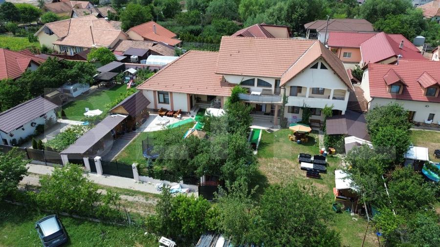 Casă individuală cu 8 camere cu Canalizare în Micești