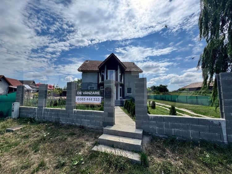 Casă individuală cu 3 camere cu Canalizare în Iernut