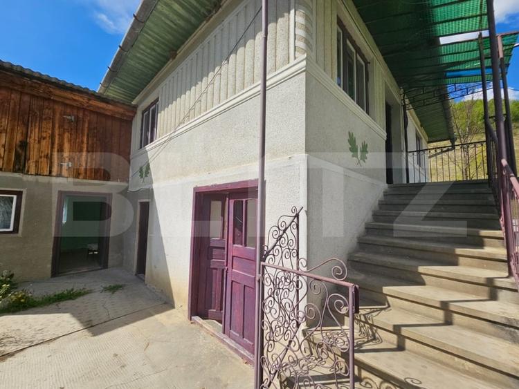 Casă individuală cu 5 camere cu Teren 2000 Mp în Ghioncani