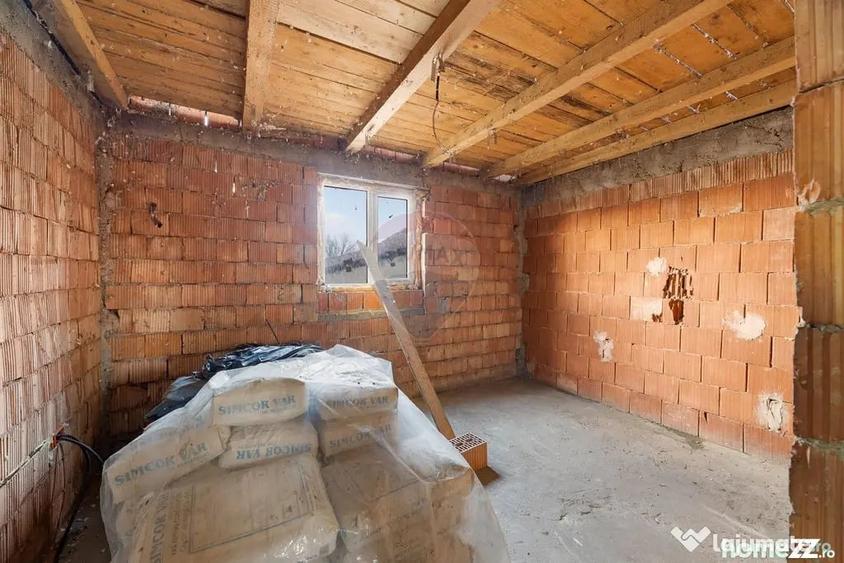 Casă cu 4 camere cu Teren 2056 Mp în Iratoșu