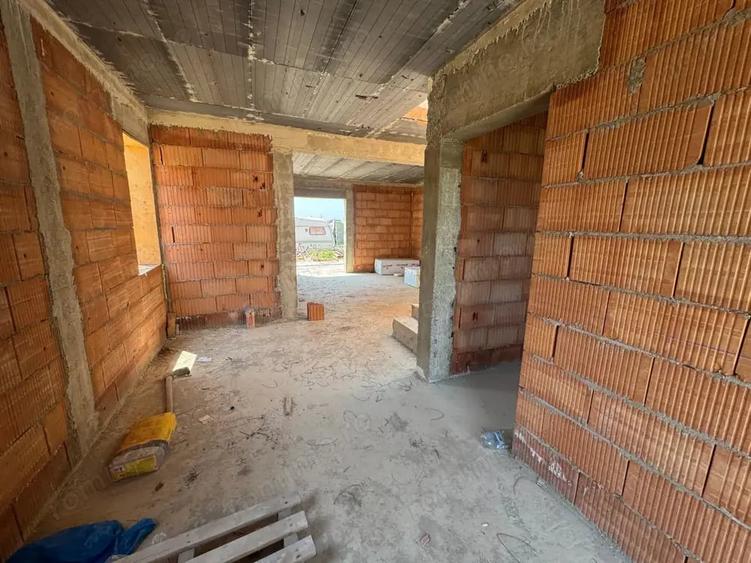 Casă cu 4 camere în Favorit