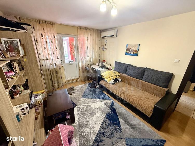 Apartament cu 3 camere semidecomandat în Craiovița Nouă