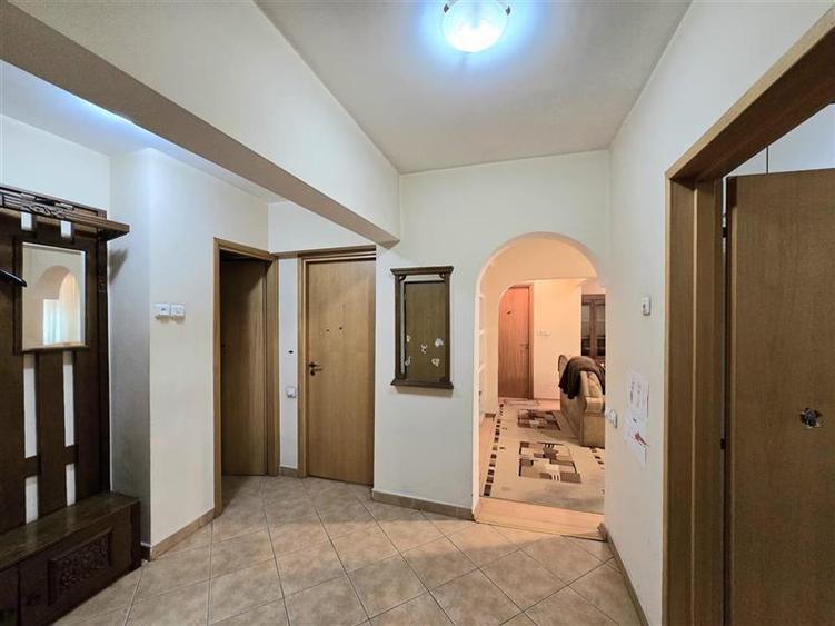 Apartament cu 3 camere decomandat, mobilat în Brâncoveanu