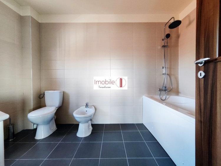 Casă individuală cu 8 camere cu Canalizare în Gruia