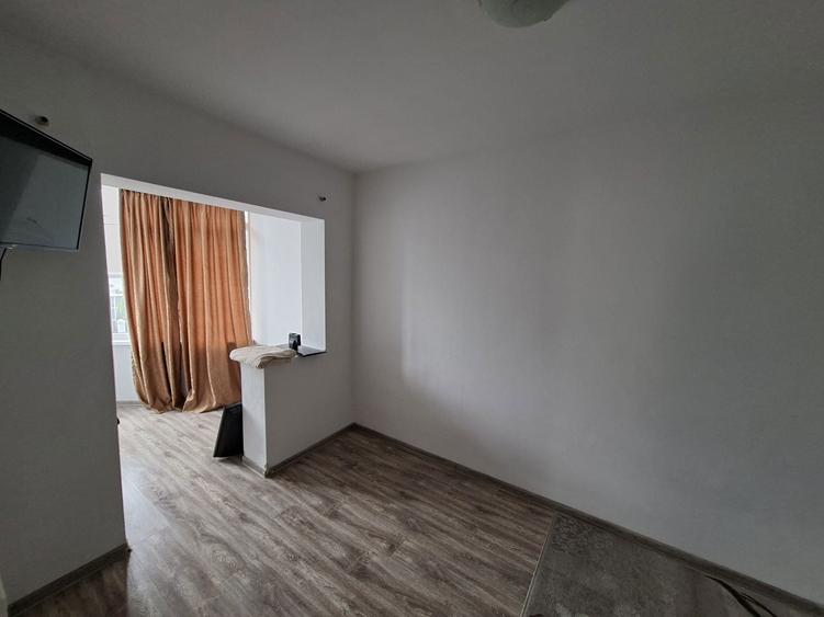 Apartament cu 3 camere decomandat în Exterior Vest