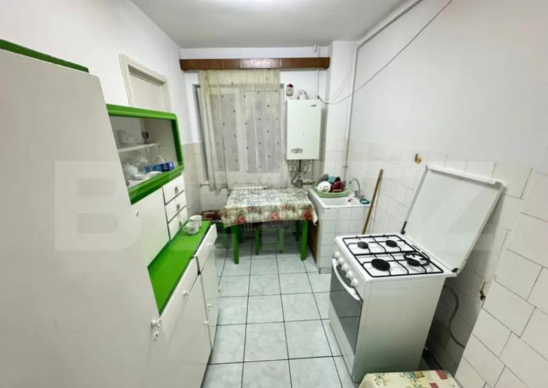 Apartament cu 3 camere semidecomandat, mobilat în Gojdu