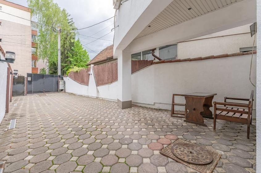 Casă individuală cu 7 camere cu Canalizare în Griviței