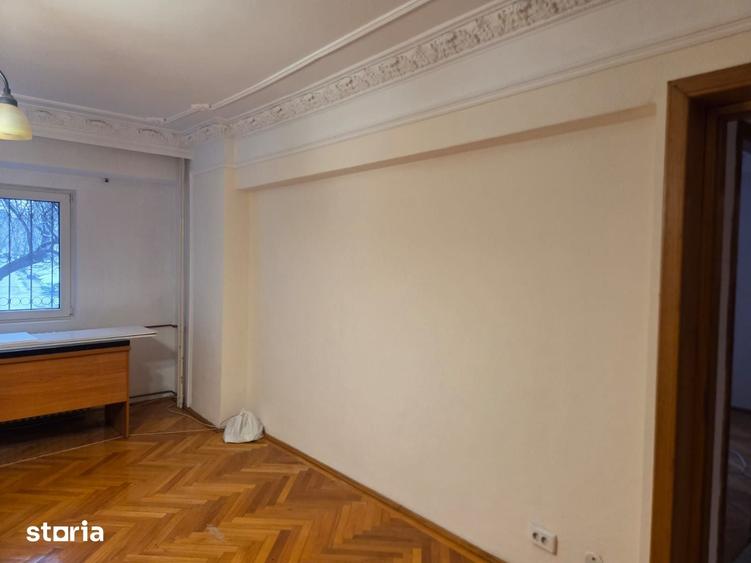 Apartament cu 3 camere semidecomandat în Cotroceni