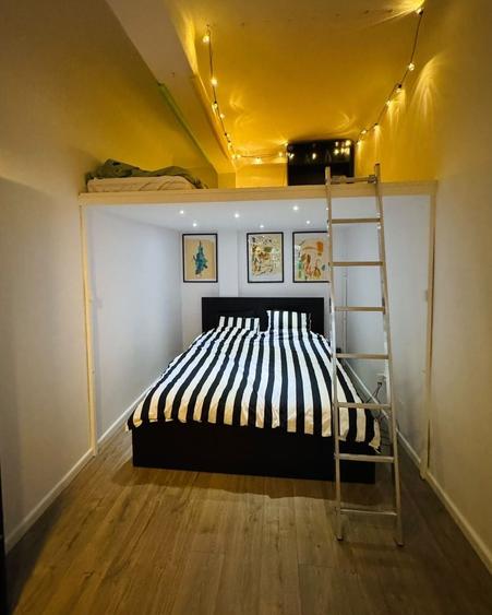 Apartament cu 4 camere semidecomandat, mobilat în P-ța Romană