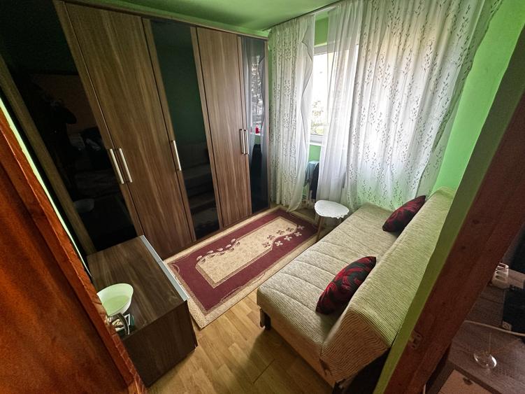 Apartament cu 3 camere semidecomandat în Decebal