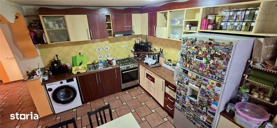 Apartament cu 4 camere decomandat în Tractorul