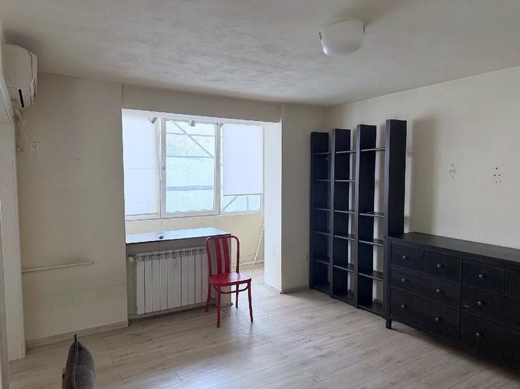Apartament cu 3 camere semidecomandat, mobilat în Ștefan cel Mare