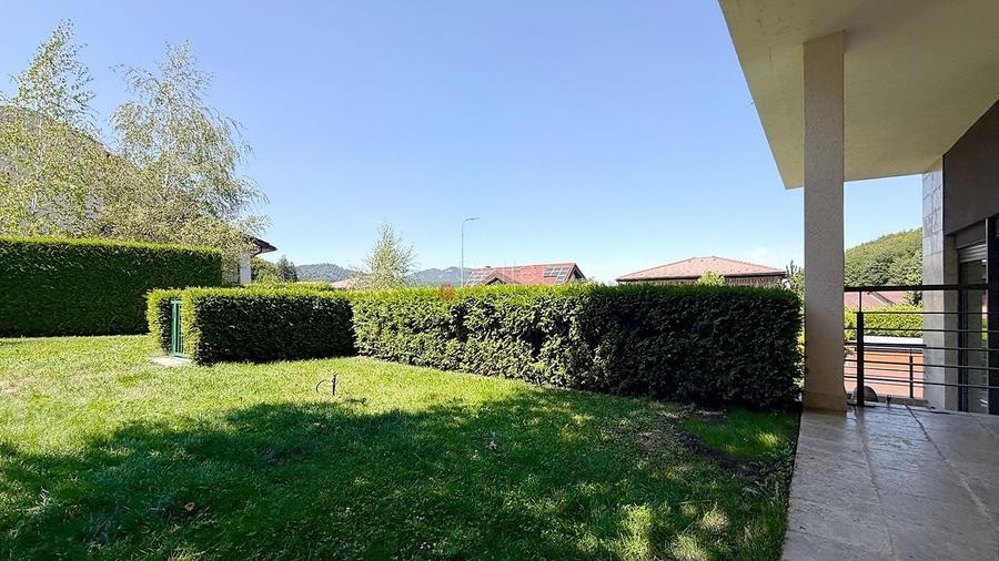 Casă individuală cu 5 camere cu Canalizare în Noua