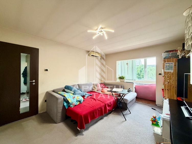 Apartament cu 2 camere semidecomandat, mobilat în Aradului
