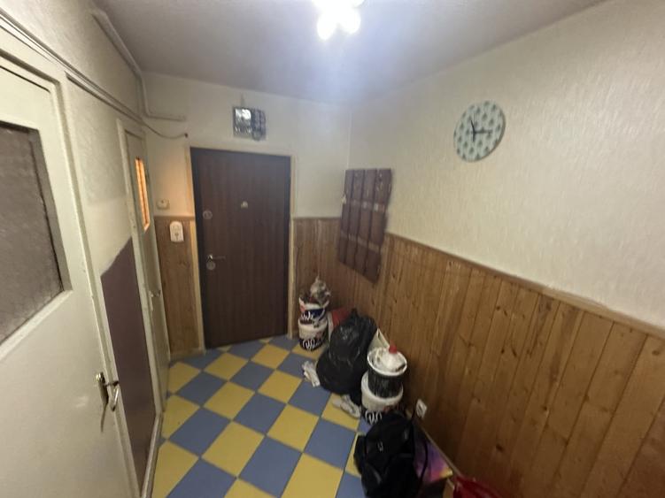 Apartament cu 3 camere semidecomandat în Berceni