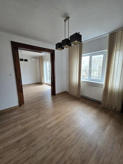 Apartament cu 4 camere decomandat în Victoriei