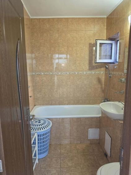 Apartament cu 3 camere semidecomandat în Traian