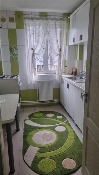 Apartament cu 3 camere semidecomandat, mobilat în Podu Roș