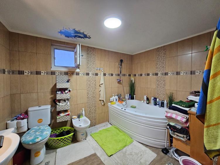 Casă individuală cu 5 camere cu Garaj în Sud