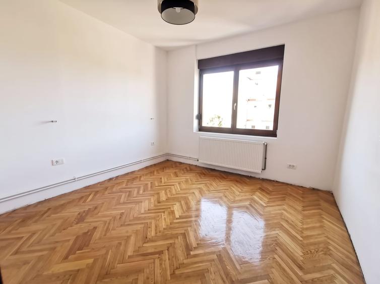 Apartament cu 5 camere decomandat în Soarelui