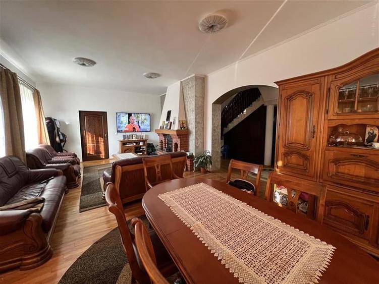 Casă individuală cu 6 camere cu Piscina în Dâmbu Pietros