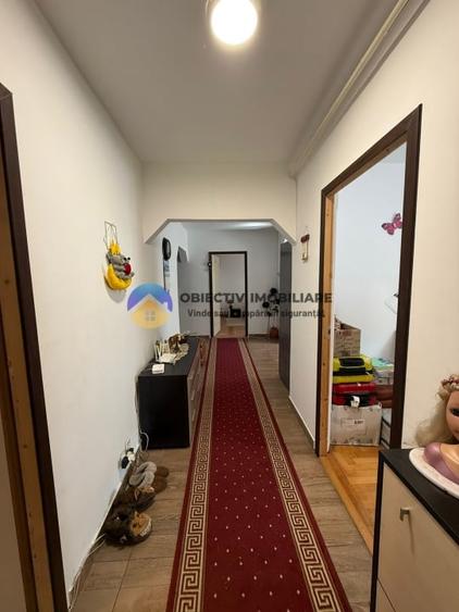 Apartament cu 4 camere semidecomandat în Precista