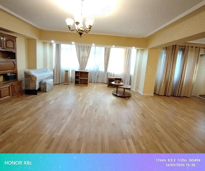 Apartament cu 4 camere decomandat în Hala Centrală