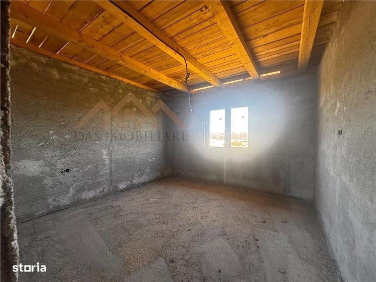 Casă cu 4 camere cu Teren 1380 Mp în Coltău
