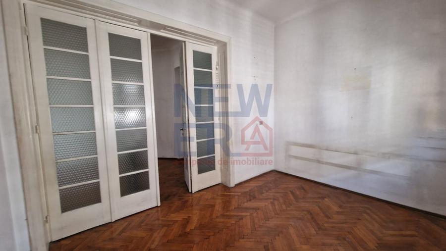 Apartament cu 3 camere semidecomandat, mobilat în Unirii