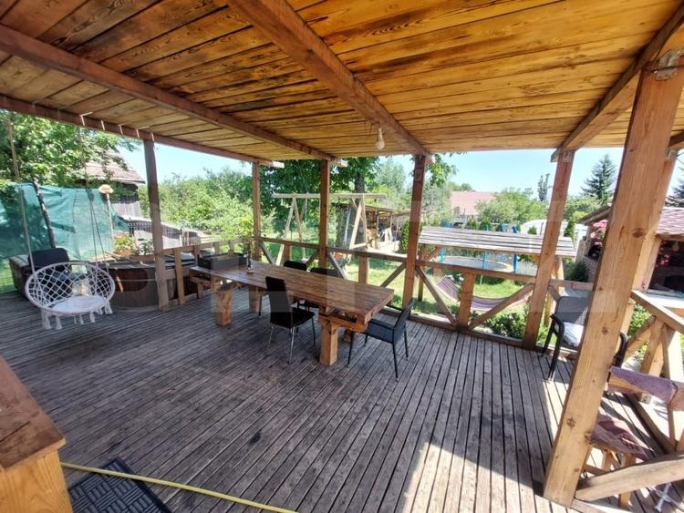 Casă individuală cu 8 camere cu Canalizare în Săcele