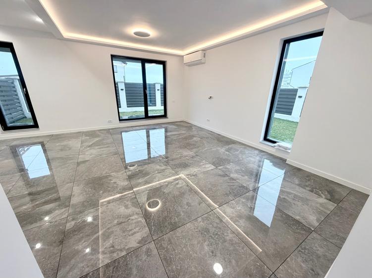 Duplex cu 5 camere cu Teren 242 Mp în Exterior Sud