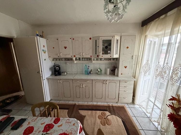 Apartament cu 3 camere semidecomandat în Central