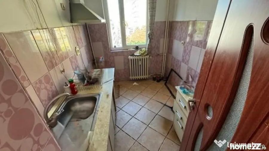 Apartament cu 3 camere semidecomandat în Colentina