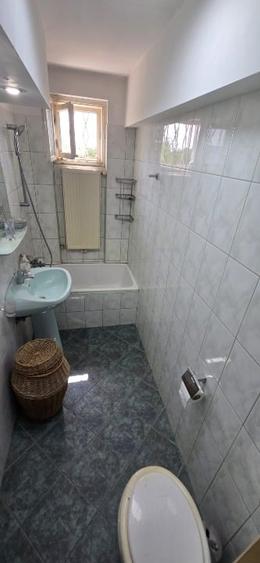 Apartament cu 3 camere semidecomandat, mobilat în Central