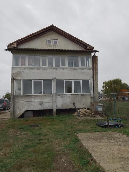 Casă cu 7 camere cu Teren 1000 Mp în Vânătorii Mici