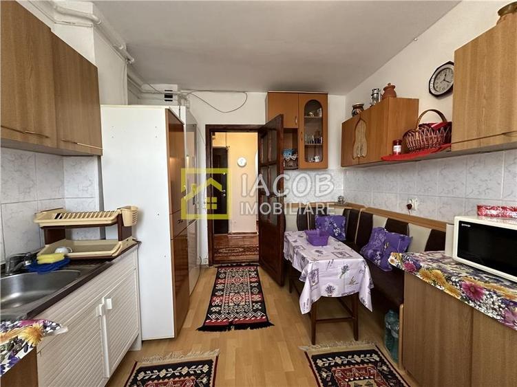 Apartament cu 3 camere decomandat în 9 Mai