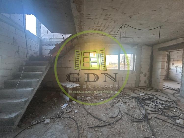 Casă individuală cu 6 camere cu Canalizare în Preajba