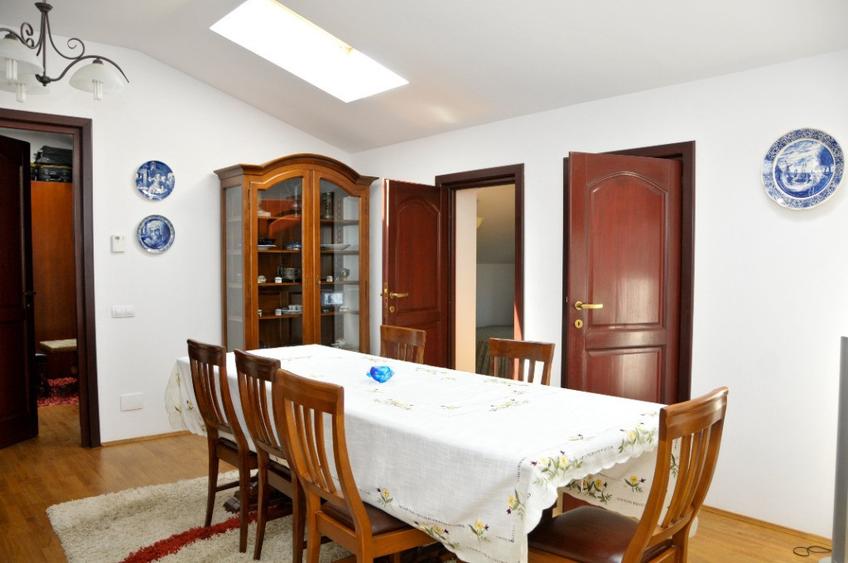 Casă cu 9 camere cu Teren 900 Mp în Central