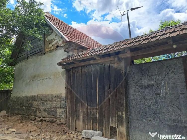 Casă cu 4 camere cu Teren 2800 Mp în Laz