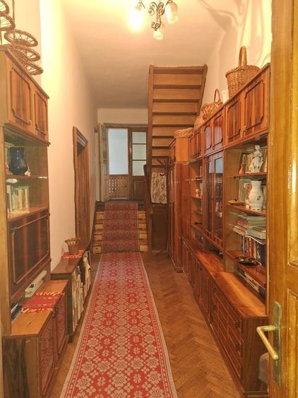Casă cu 4 camere în Central