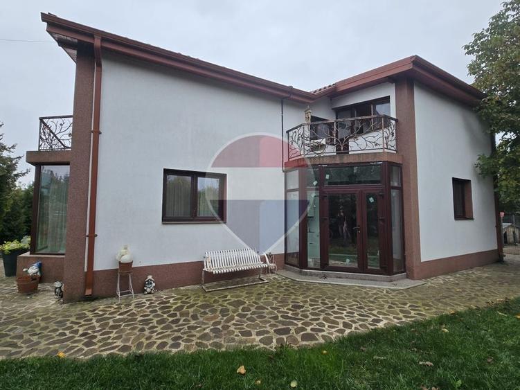 Casă individuală cu 5 camere cu Teren 958 Mp în Nord
