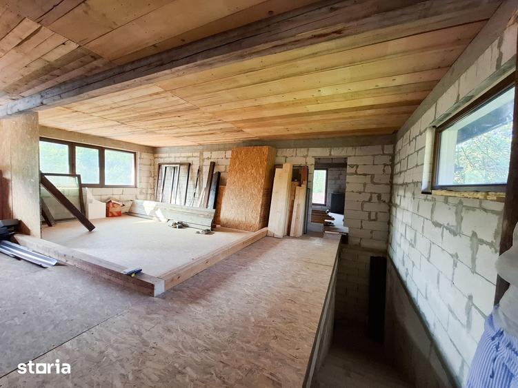 Casă cu 10 camere cu Teren 1850 Mp în Sucevița