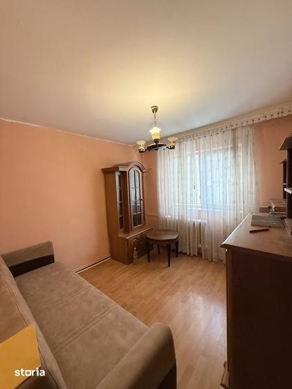 Apartament cu 3 camere semidecomandat în Dacia