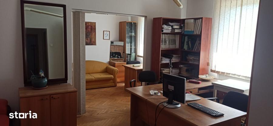 Apartament cu 3 camere semidecomandat în Central